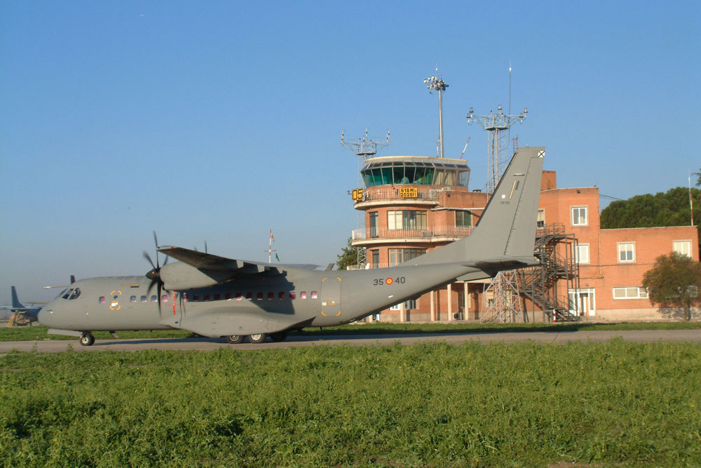 CN-235 pasa delante de la torre de Getafe
