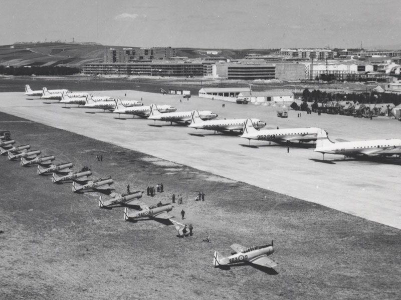 Aviones T-6 y DC-4 en la Base Aérea de Getafe