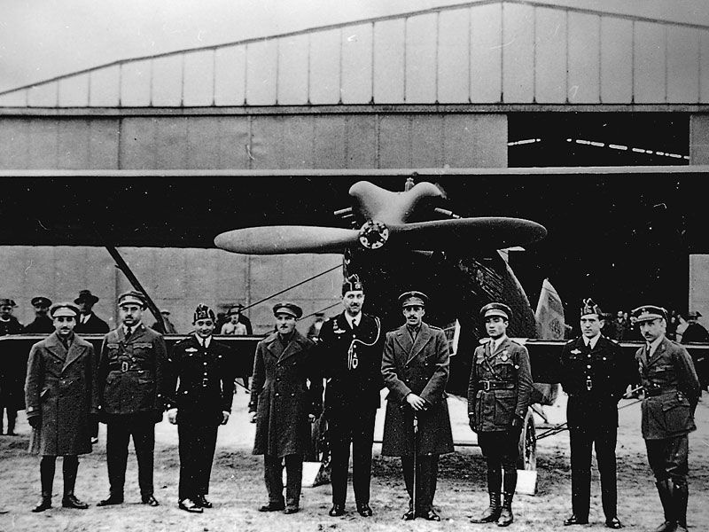 1926 el Rey Alfonso XIII acompañado de aviadores