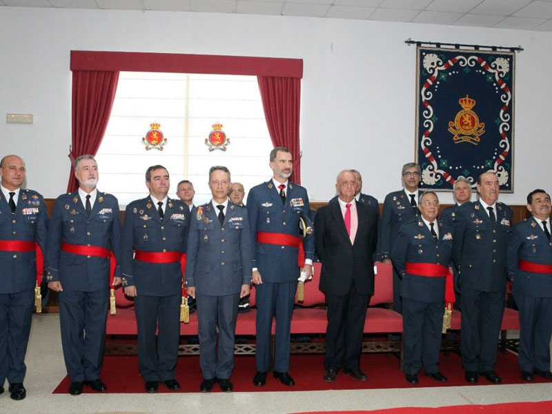 Varios jefes del Aeródromo Militar de León con el Rey
