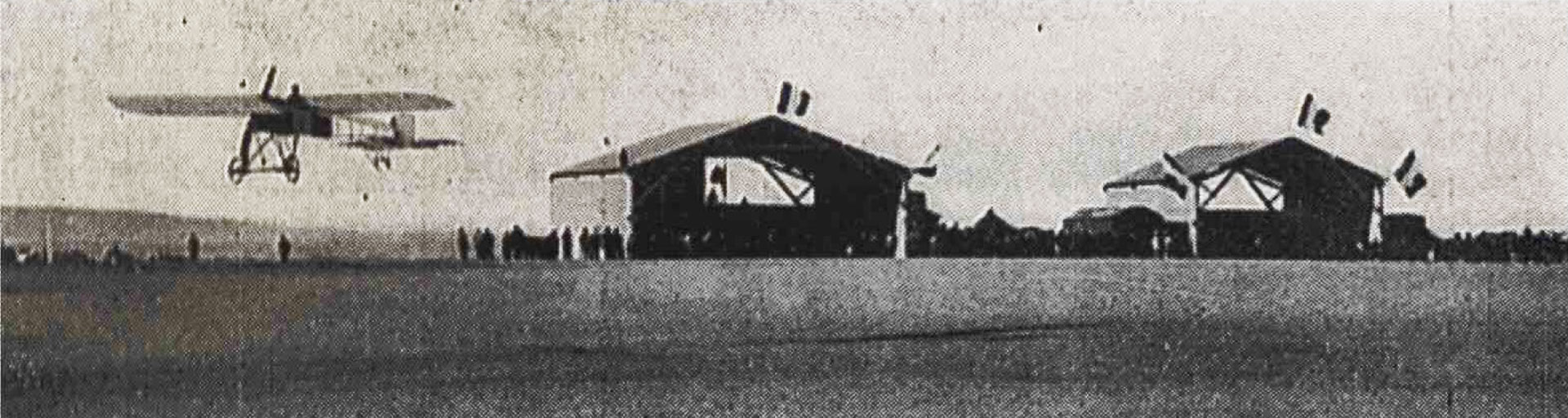 Vista de los hangares con un aeroplano Bleriot XI