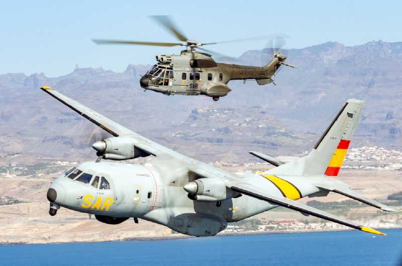 Helicóptero HD21 y el avión D4 de vigilancia marítima del 82 Grupo