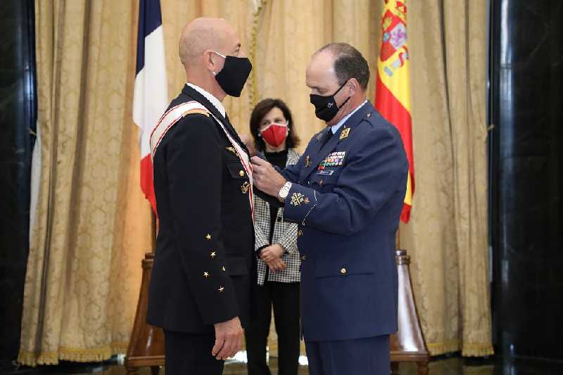 El jefe de Estado Mayor del Ejército del Aire impone la Gran Cruz del Mérito Aeronáutico a su homólogo francés