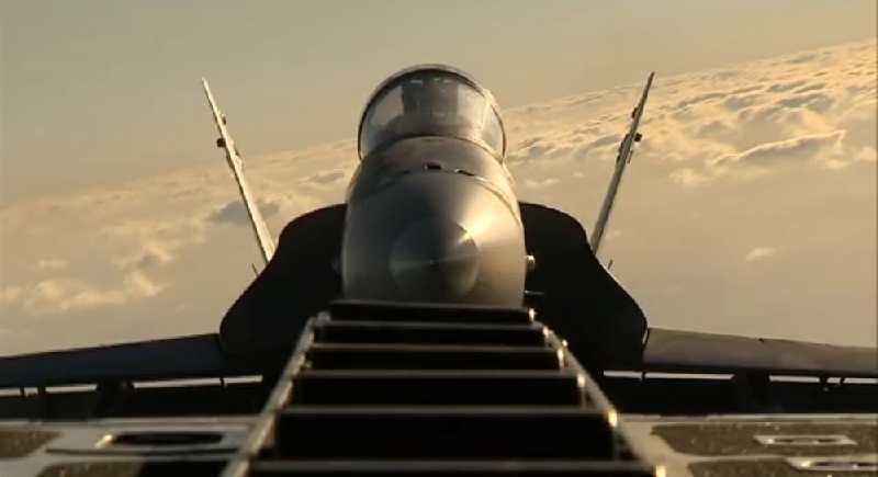 F-18_APROXIMANDOSE_A_LA_RAMPA_DEL_HERCULES_EN_LA_JORNADA_DE_PRENSA