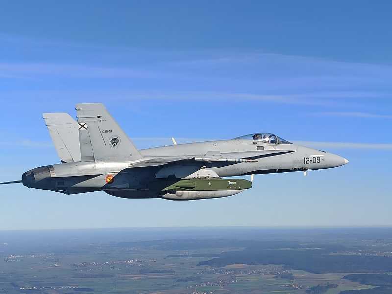 F-18_EN_VUELO_ARMADO_CON_EL_MISIL_TAURUS