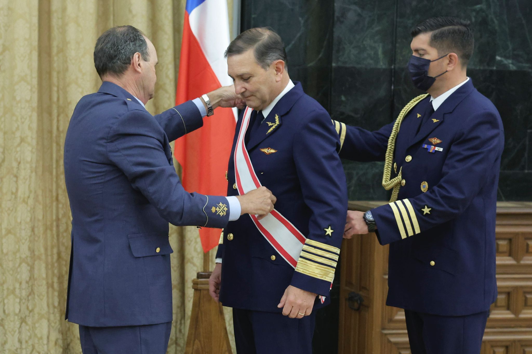 El JEMA impuso al CJ FACh la Gran Cruz del Mérito Aeronáutico con distintivo blanco