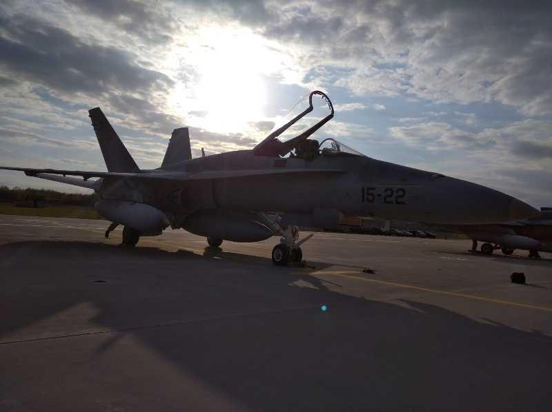 F-18_EN_LIUTANIA_AL_AMANECER