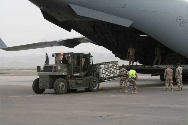 Personal del SEADA realizando una carga de un C.17 en la Terminal Aérea Combinada de Operaciones (CATO) de ...