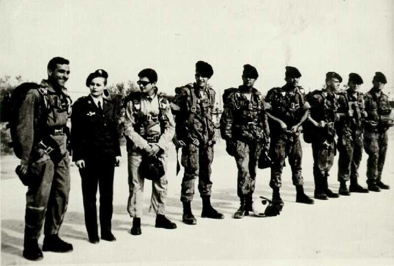Imagen histórica del EZAPAC. Rocío Dúrcal madrina de los paracaidistas del Ejército del Aire