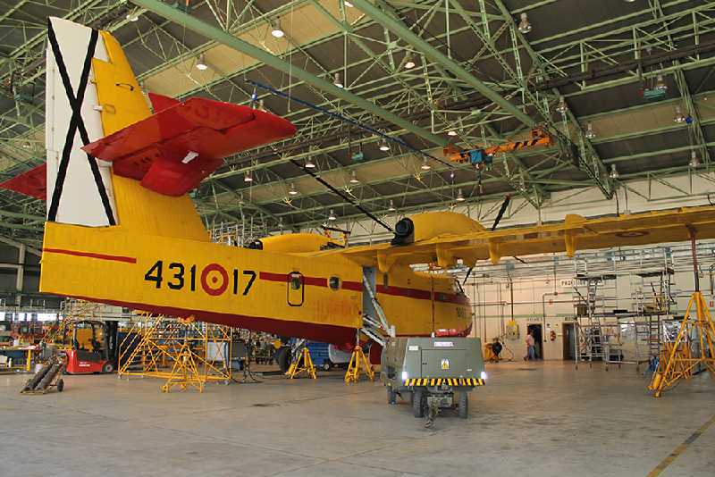 Canadair del 43 Grupo de Fuerzas Aéreas en el taller de aviones apagafuegos de la Maestranza Aérea de Albacete