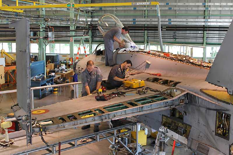 Componentes de la Maestranza Aérea de Albacete realizando trabajos de mantenimiento sobre el F-18 (C.15)