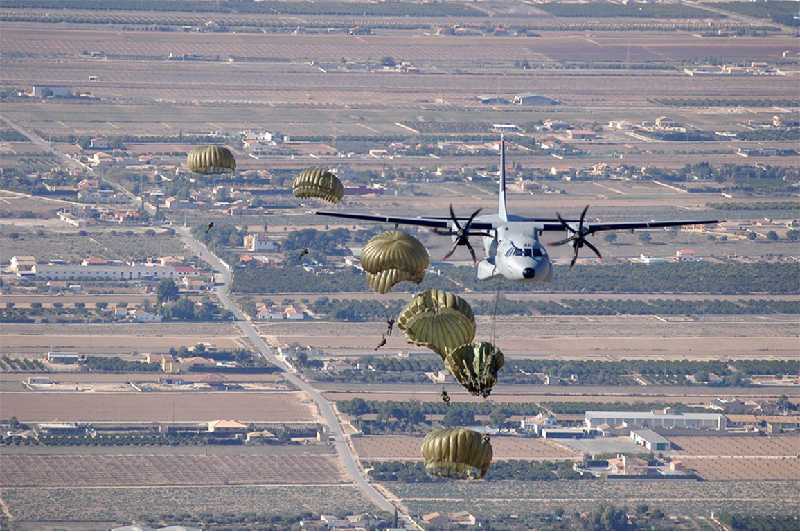 Lanzamiento de zapadores paracaidistas desde un T.21