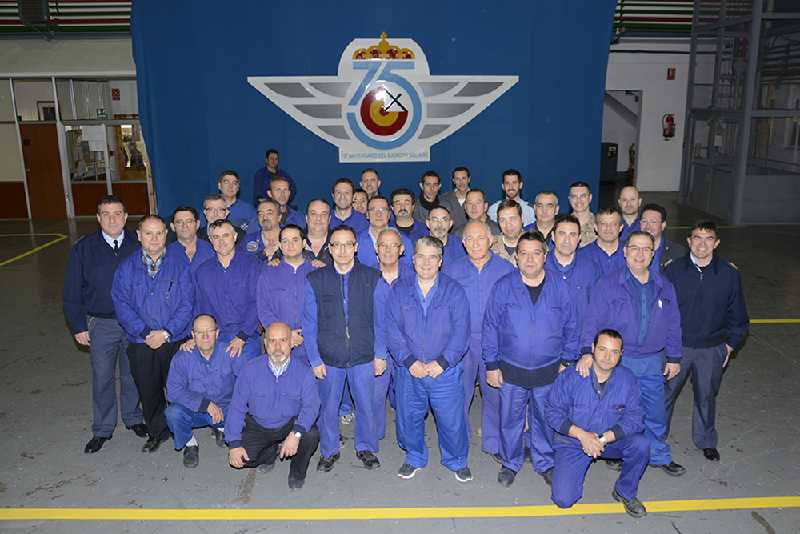 Personal de la Maestranza Aérea de Albacete junto al distintivo del 75º aniversario del Ejército del Aire