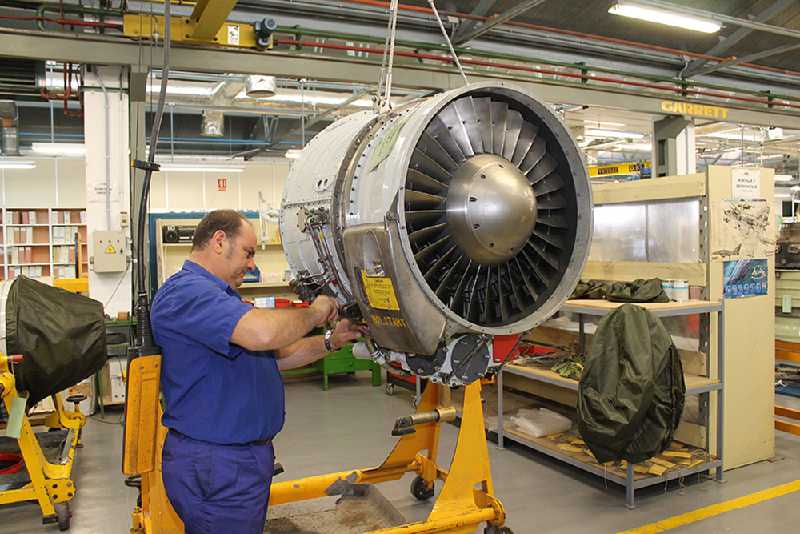 Trabajos sobre un motor de un C-101 (E.25) en la Maestranza Aérea de Albacete