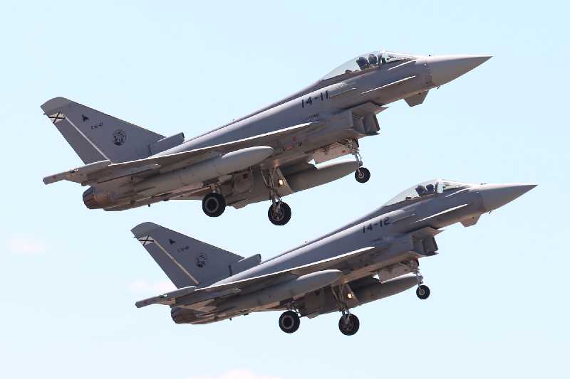 Vuelo de formación de dos Eurofighter del Ala 14