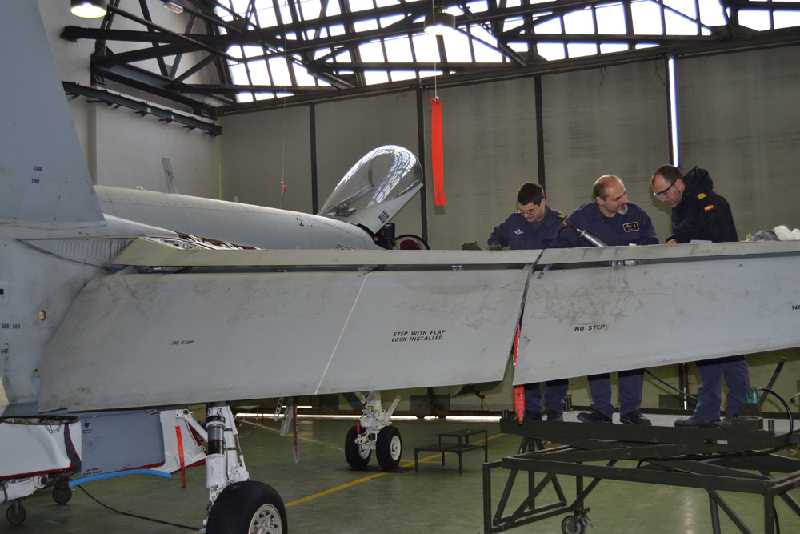 Realizando tareas de mantenimiento del F-18 en el Taller de Electrónica