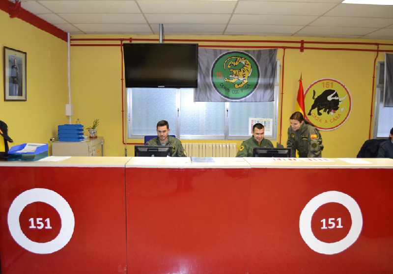 Personal del 151 Escuadrón del Ala 15 en sus oficinas