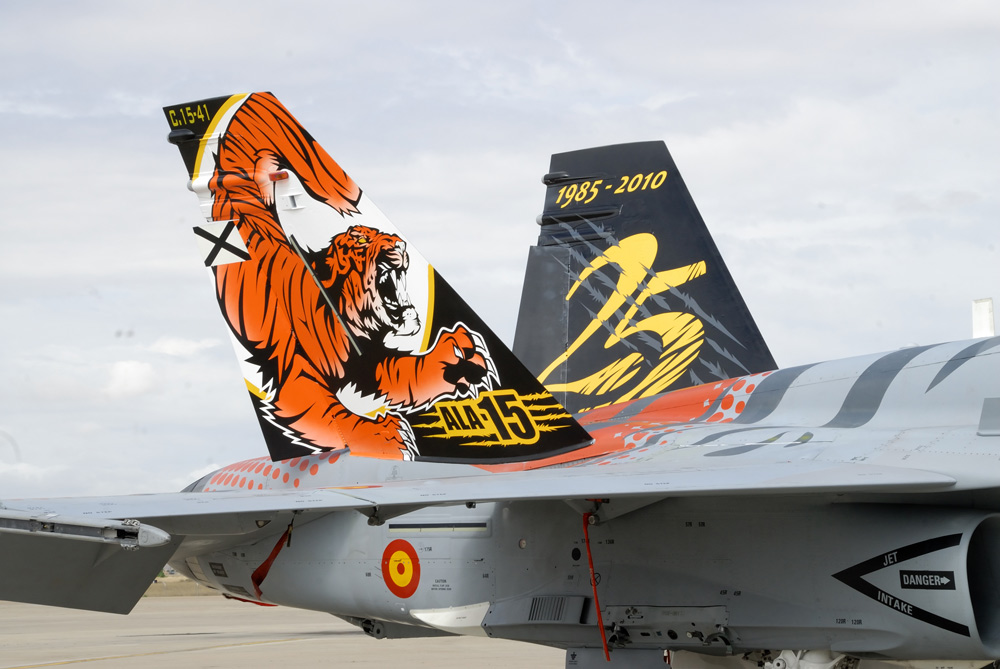 Detalle de las pinturas del avión F-18 por el 25 Aniversario del Ala 15