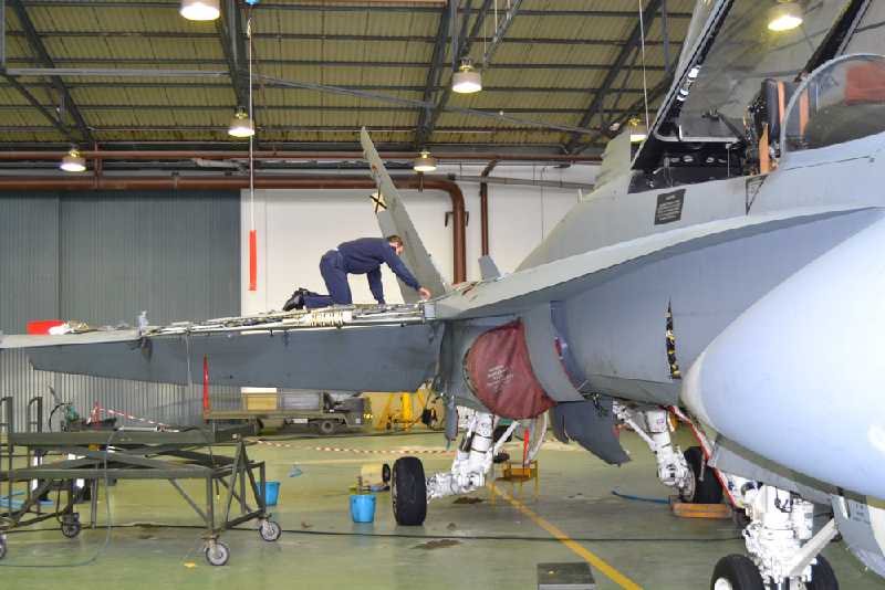 Realizando tareas de mantenimiento del F-18 en el Taller de Electrónica