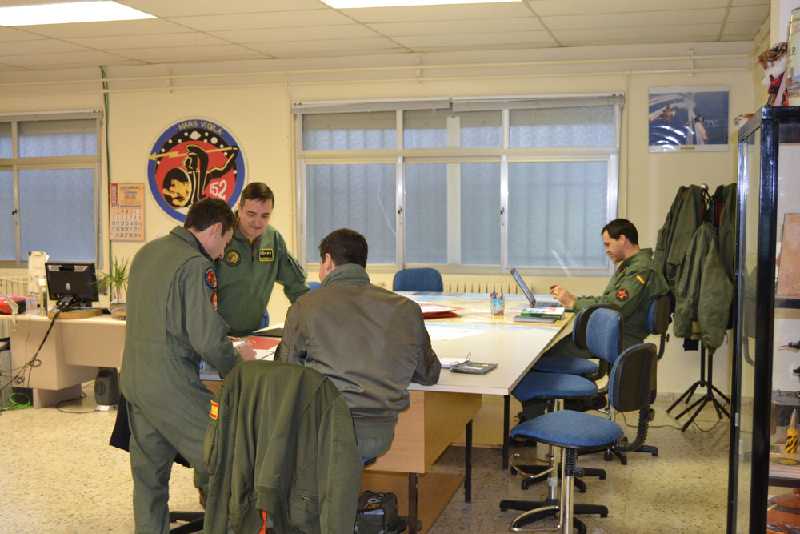 Personal del 152 Escuadrón del Ala 15 en sus oficinas