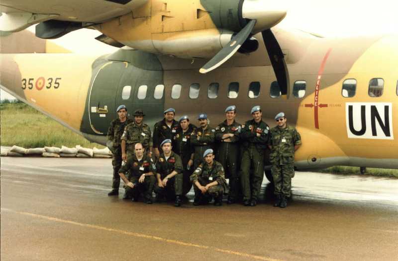 Personal del EZAPAC con el destacamento del Ala 35 en Ruanda (1994)