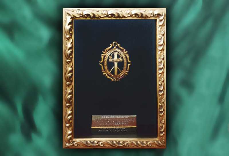 Escudo de oro de la Junta de Hermandades Pasionarias de Alcantarilla concedido al EZAPAC