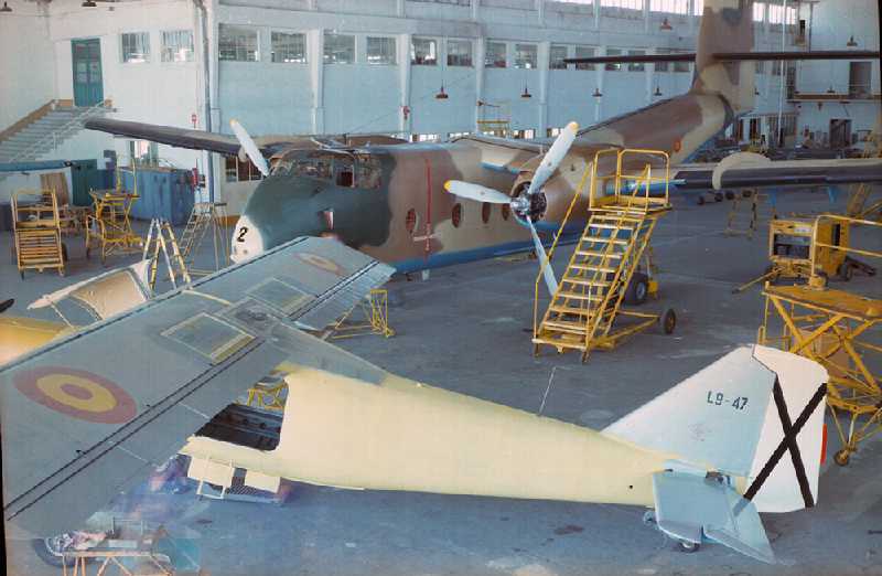Años 70. Talleres de la Maestranza Aérea de Albacete con el DHC-4 -Caribou-