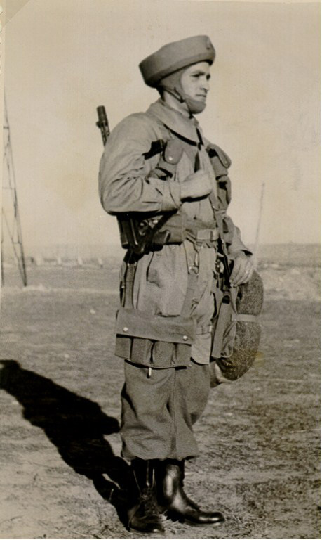 Imagen histórica del EZAPAC. Paracaidista de los años 60 con equipo de guerra