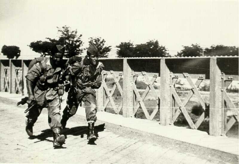 Imagen histórica del EZAPAC. Paracaidistas del Escuadrón durante un ejercicio