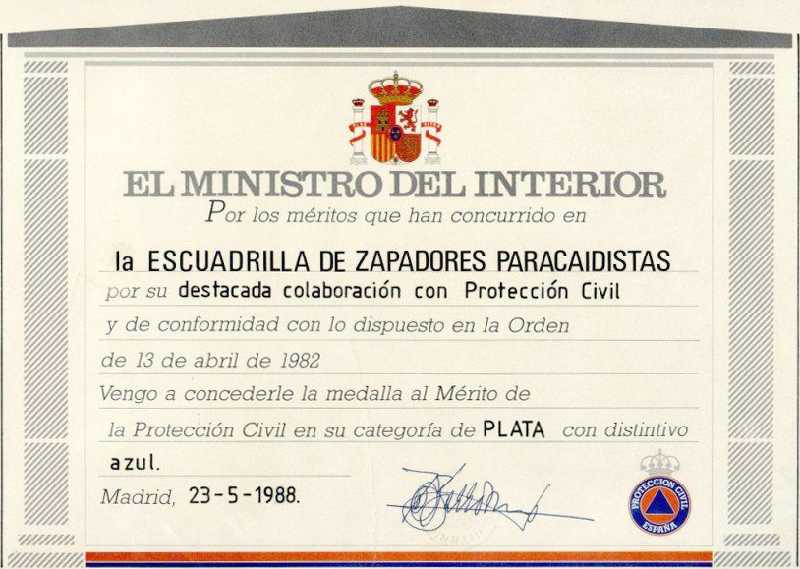 Cédula de la Medalla de Plata Colectiva de Protección Civil con distintivo azul concedida al EZAPAC