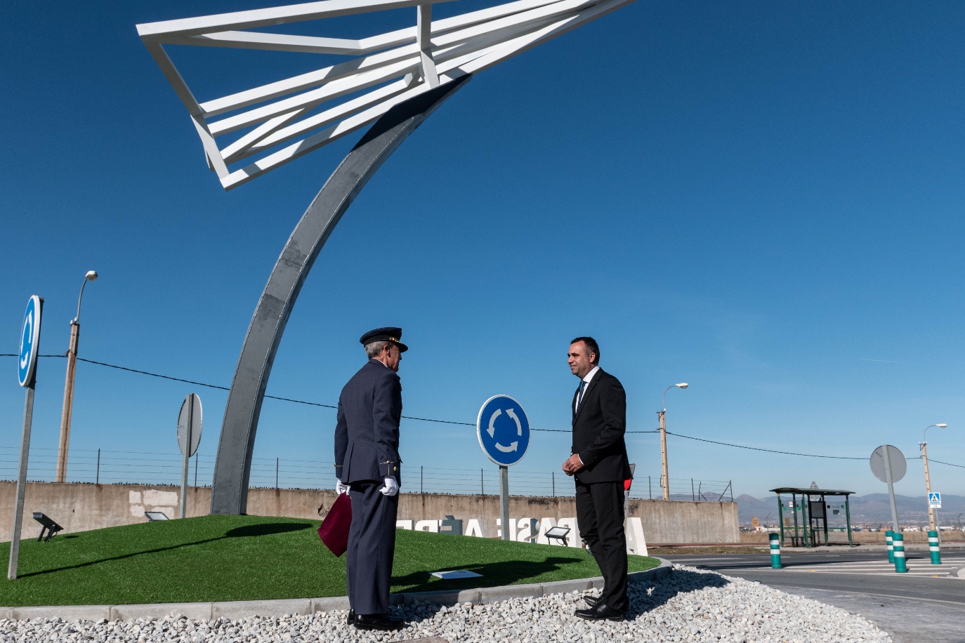 Imagen de El Ayuntamiento de Alhendín dedica una glorieta a la Base Aérea de Armilla