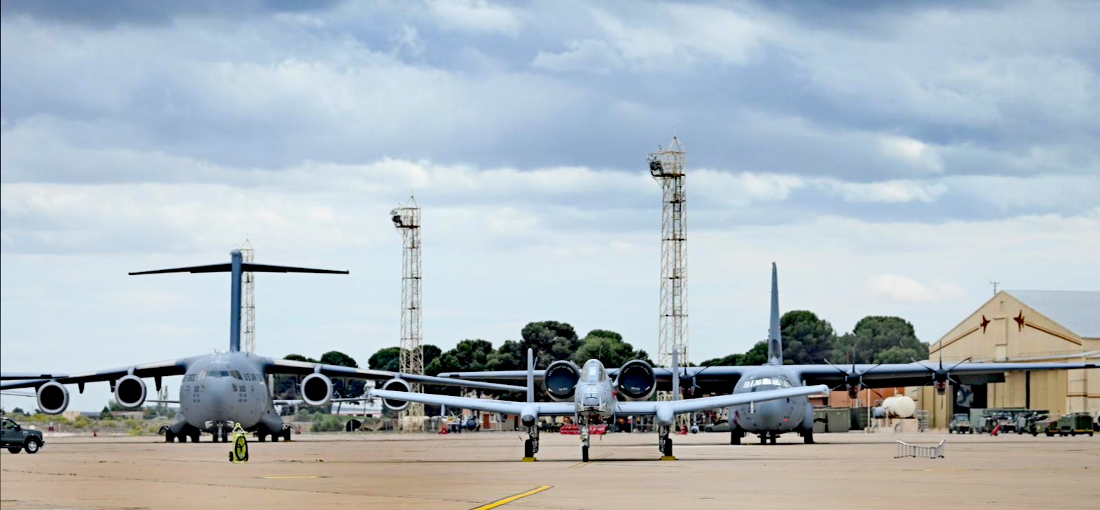 Imagen de Aviones C-17A, A-10C y C130J desplegados en la Base Aérea de Zaragoza