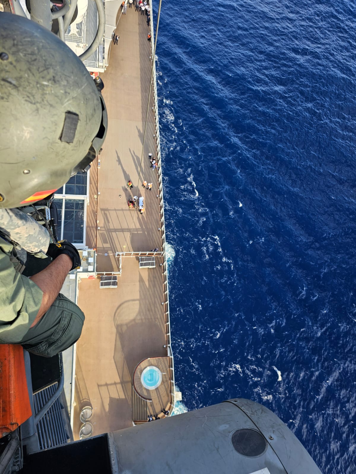 Imagen de Medios aéreos del Ala 46 evacúan al pasajero de un crucero en estado grave al suroeste de Gran Canaria