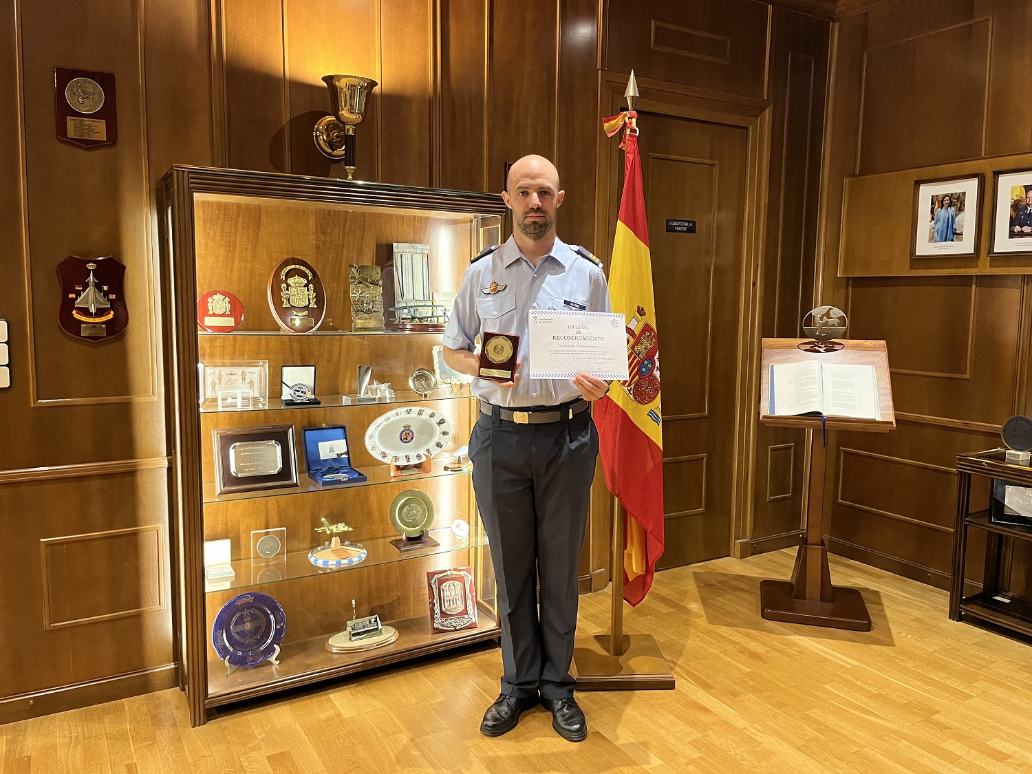 Imagen de El sargento Villegas con el diploma del ayuntamiento 