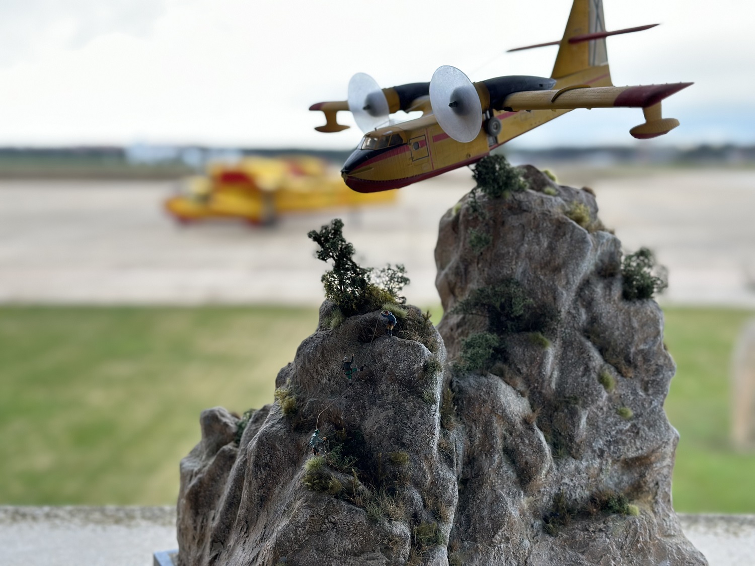 Imagen de  El 43 Grupo recibe el obsequio de una espectacular maqueta de un Canadair en vuelo