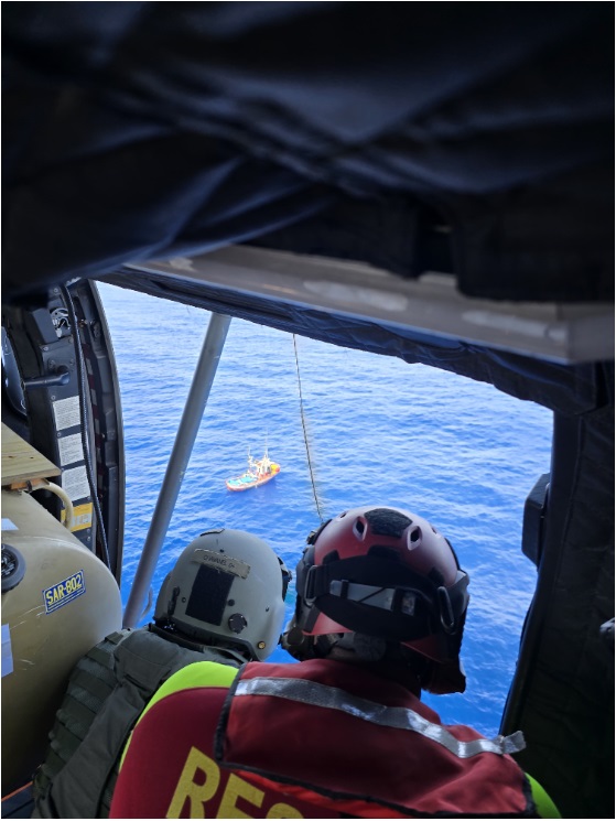 Imagen de Medios aéreos del Ala 46 rescatan a tres marineros de un pesquero español a la deriva en aguas portuguesas