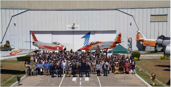 Imagen de Foto de grupo de los participantes y organizadores del VI Concurso