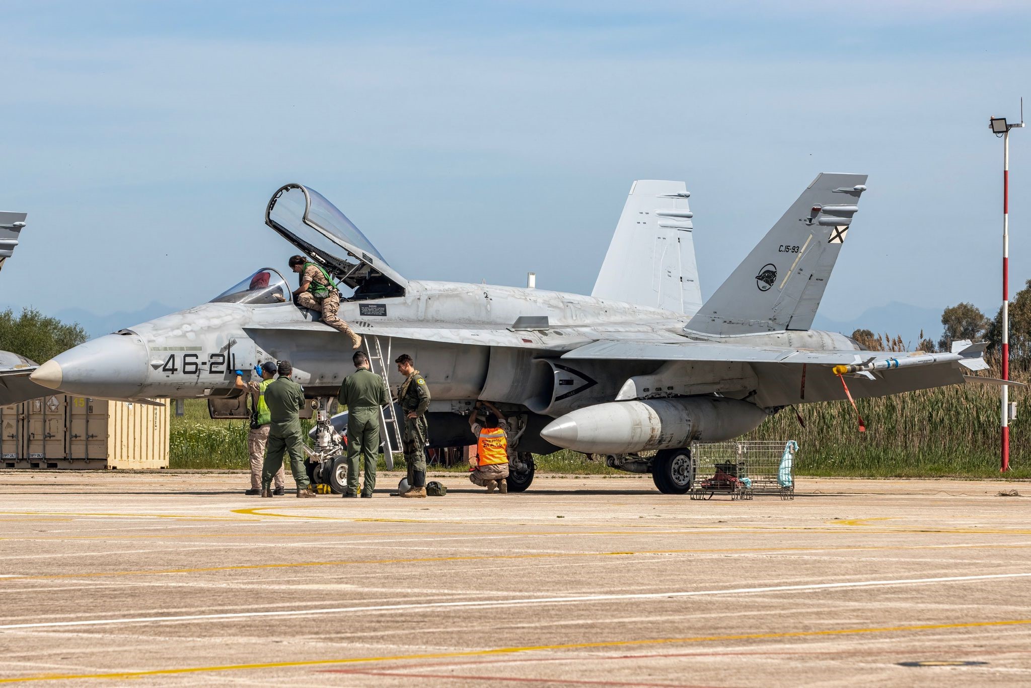 Imagen de Preparando los F-18 para su despliegue en el Iniochos