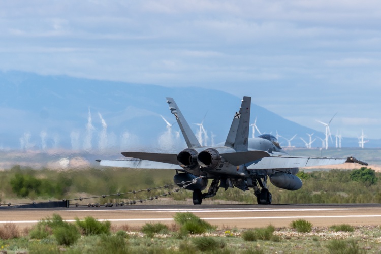 Imagen de Se prueban las barreras de frenado de la pista de la base aérea de Zaragoza