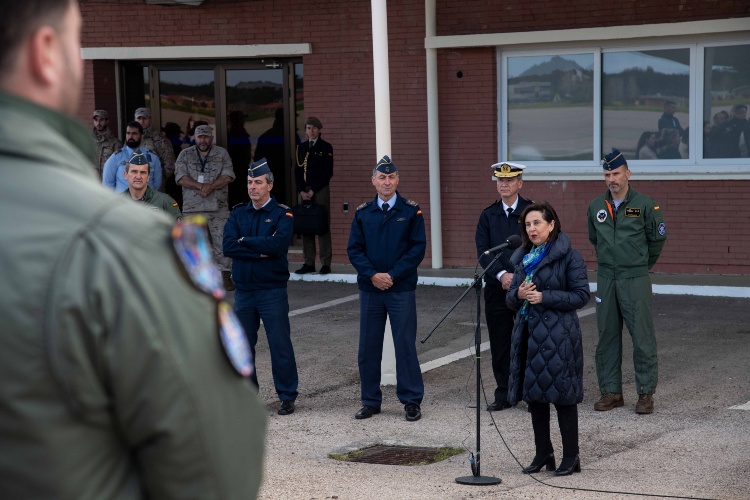 Imagen de La ministra de Defensa despide al contingente BAP65 en su despegue rumbo a Lituania 