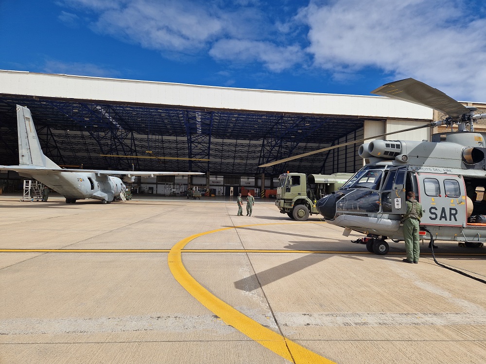 Imagen de Un helicóptero de la base aérea de Gando evacúa de urgencia a la pasajera de un crucero en estado grave tras sufrir un ictus