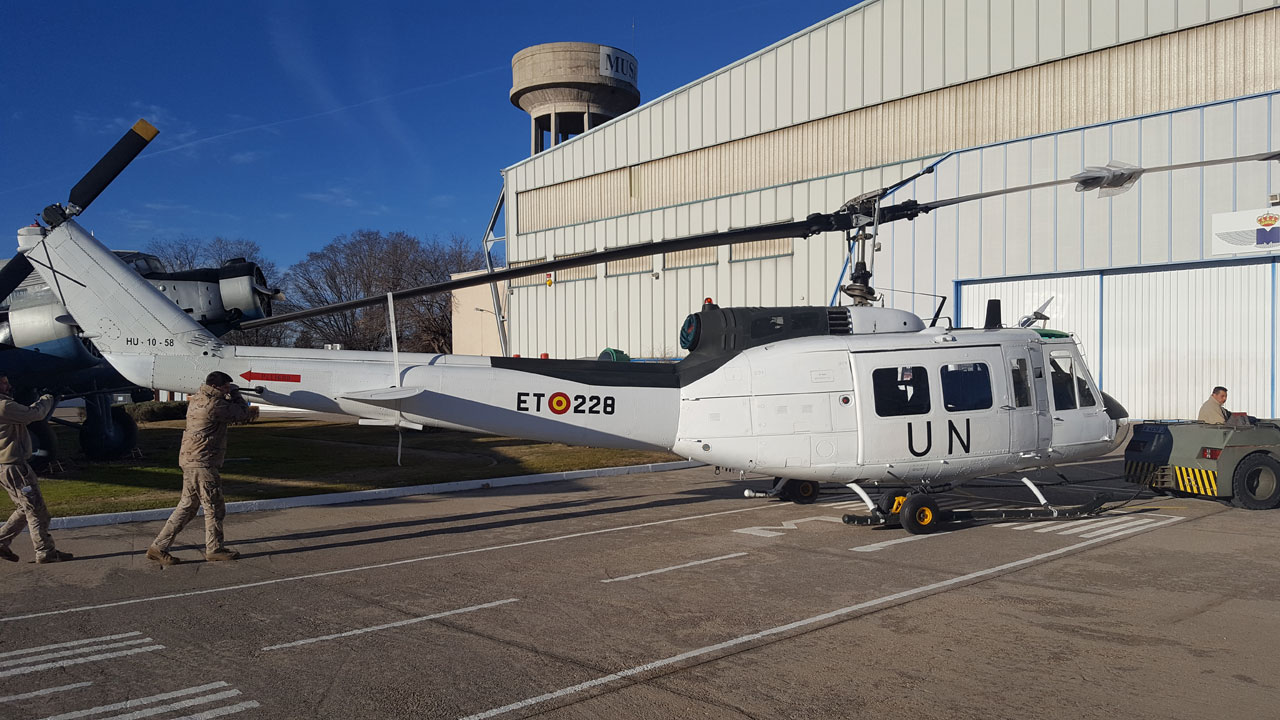 helicóptero Bell UH-1H