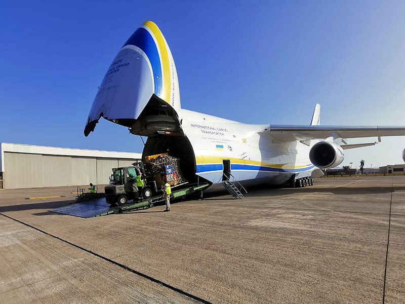 La Sección de Apoyo al Transporte de la base aérea de Gando descarga un Antonov
