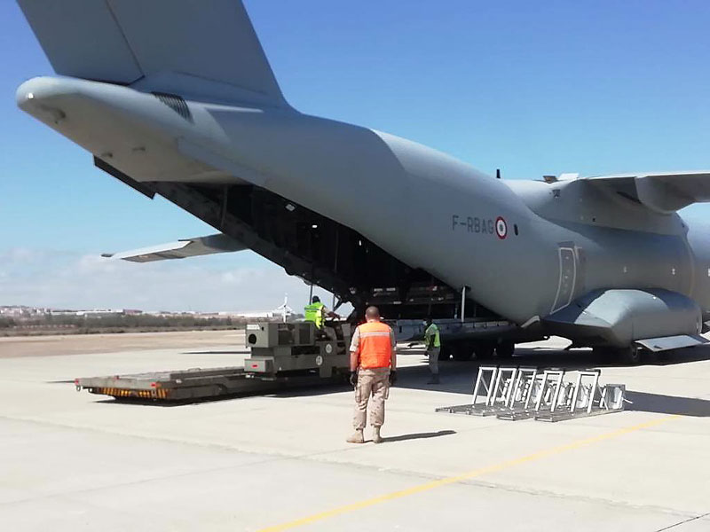 La Sección de Apoyo al Transporte de la base aérea de Gando descarga un A400M francés