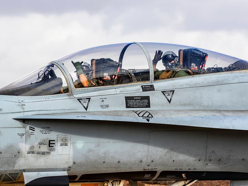 Saludo de pilots en la cabina de un F-18