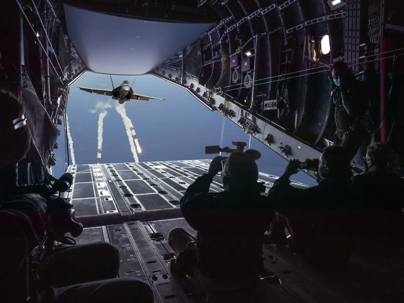 Medios gráficos graban desde rampa a un F-18