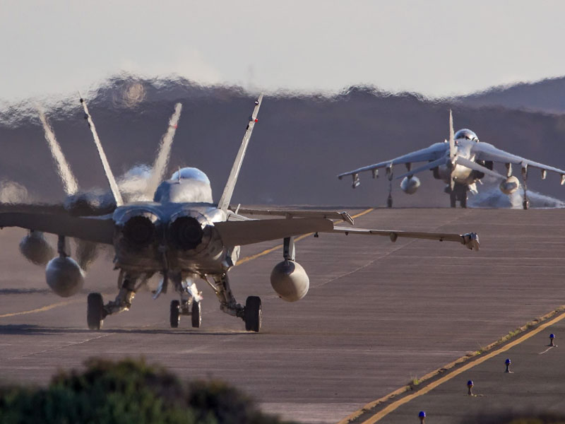 F-18 y Harrier iniciando el despegue en la pista de la base aerea de Gando