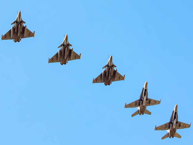 Formación en vuelo de Rafale y F-18