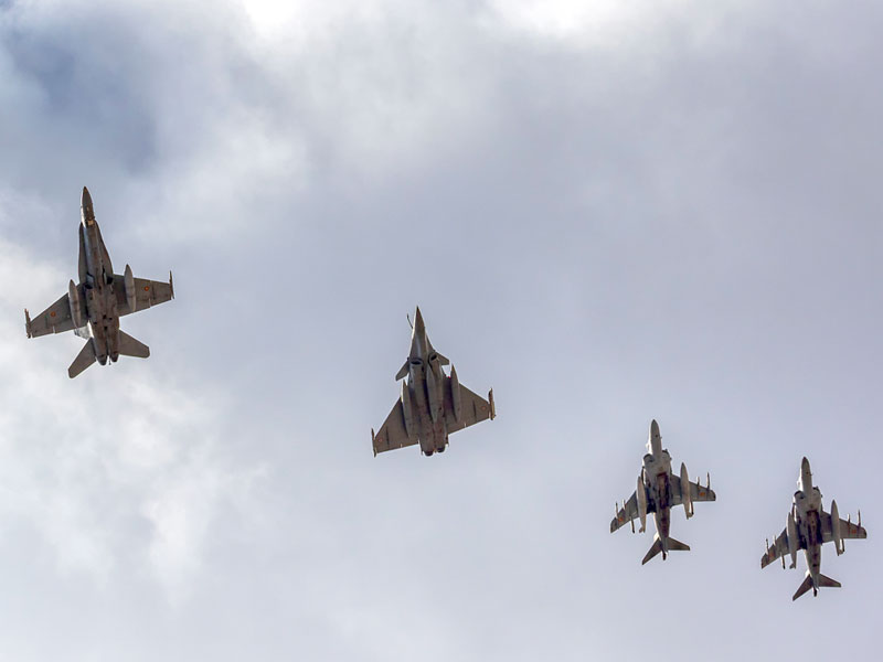 Formación en vuelo de Rafale, F-18 y Harrier