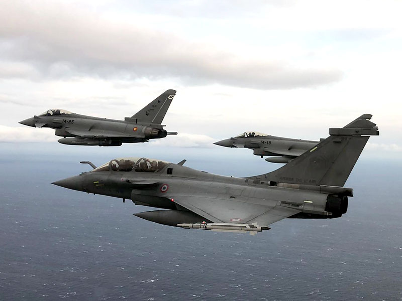 Formación en vuelo de Rafale y Eurofighter